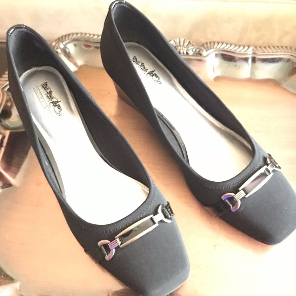 COACH AND FOUR BLACK WEDGES
